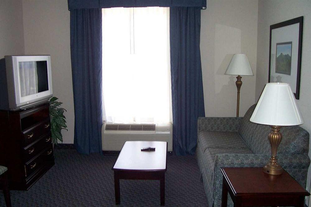 Hampton Inn Mount Airy Room photo